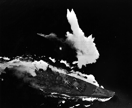 Japanese_battleship_Yamato_under_attack_in_the_East_China_Sea_on_7_April_1945_(L42-09.06.05)