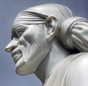 Statue at Grand Bassin lake